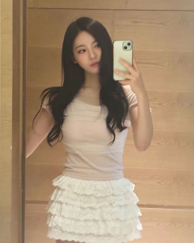 Chụp gương không phải để khoe, mà để nhớ.