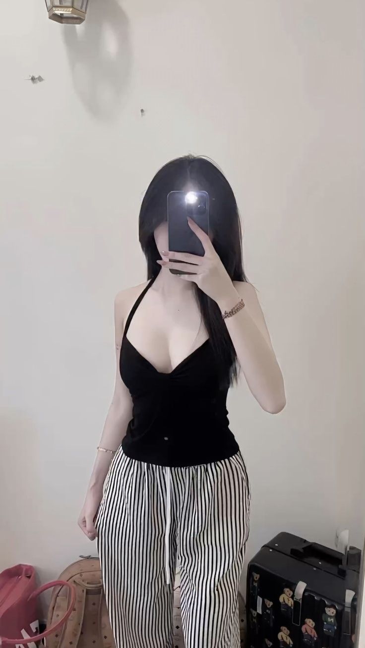 Ảnh gái xinh 2k5 dịu dàng ngọt ngào làm khung hình thêm lung linh