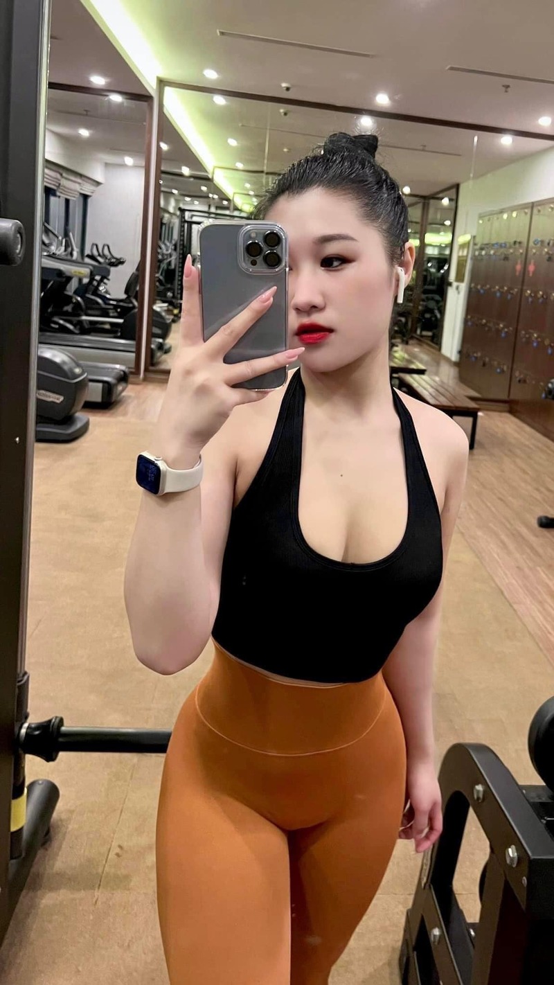 Gái xinh tập gym tự sướng khoe ảnh mu to