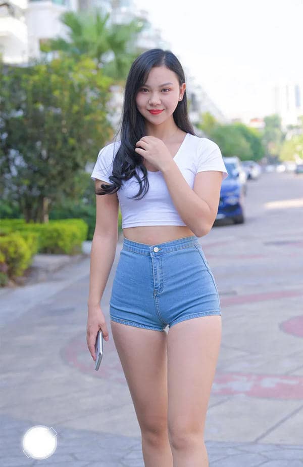 Ngắm hình gái xinh diện quần jean đùi lộ mu lồn