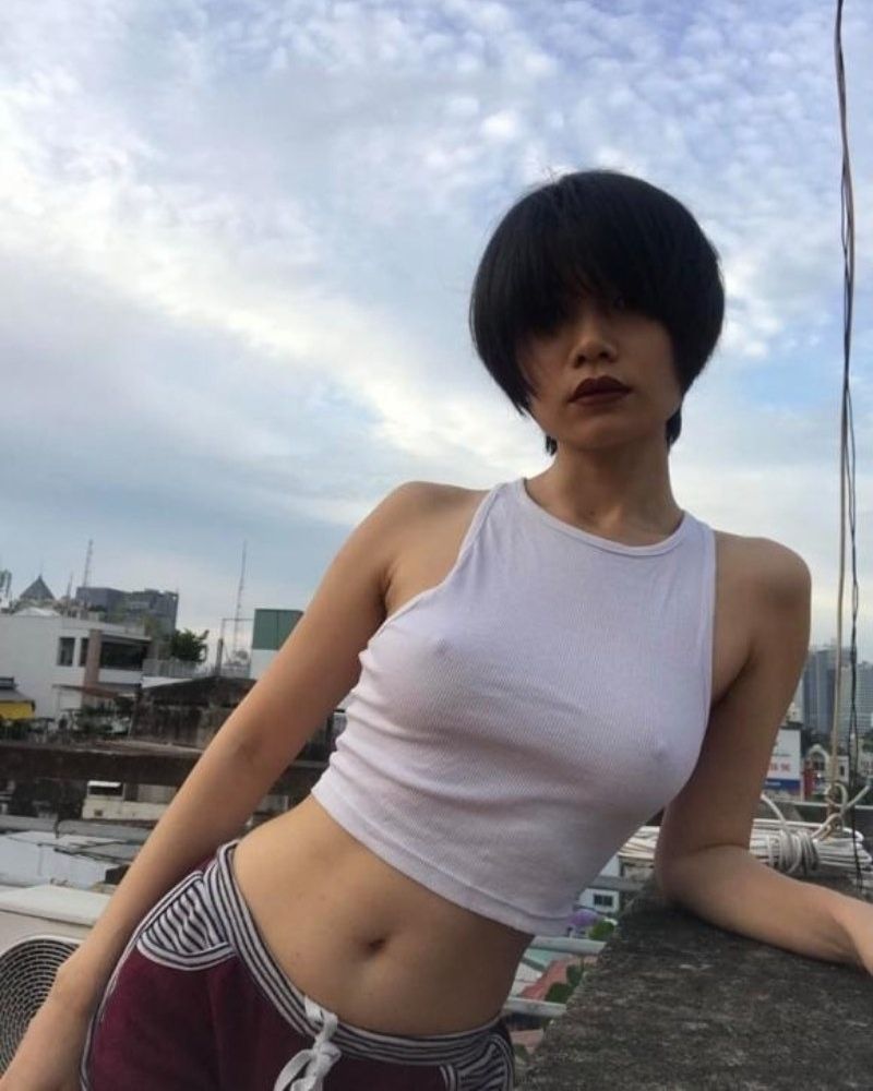 Gái xinh không mặc đồ lót thả rông ngực đẹp lộ ti