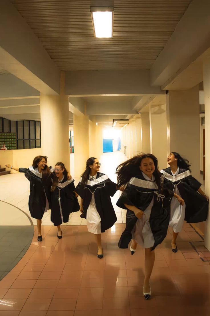 Cười banh cả khung hình