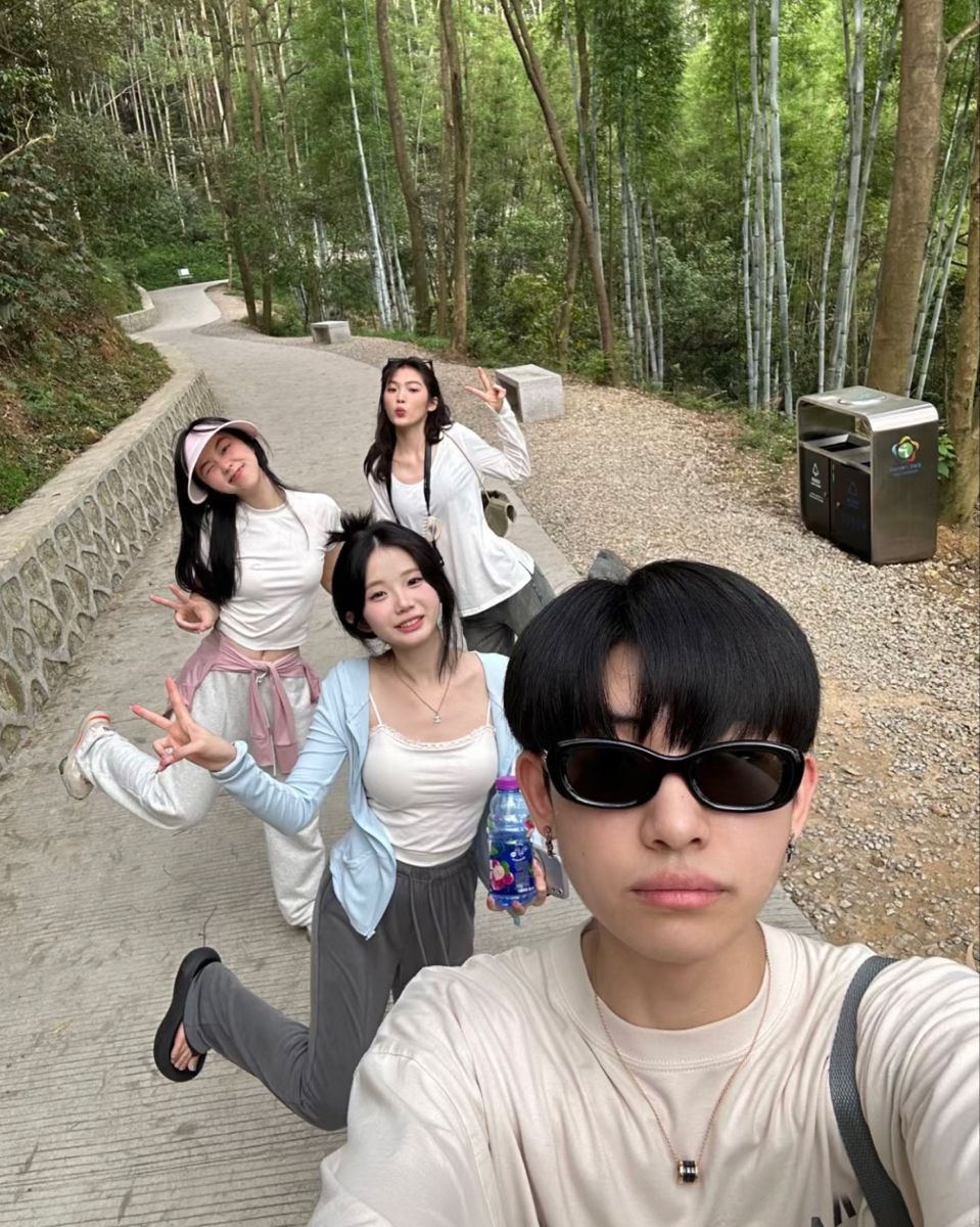 Ảnh nhóm không bao giờ nghiêm túc