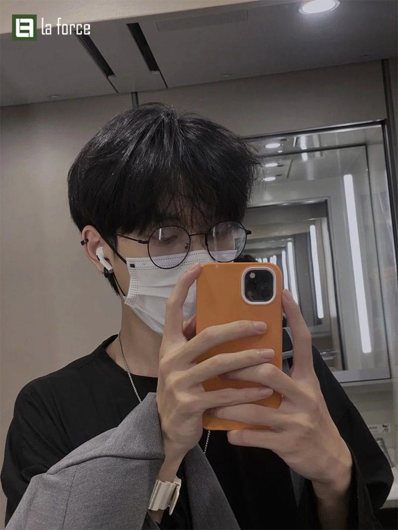 Chụp ảnh che nửa mặt nam trước gương