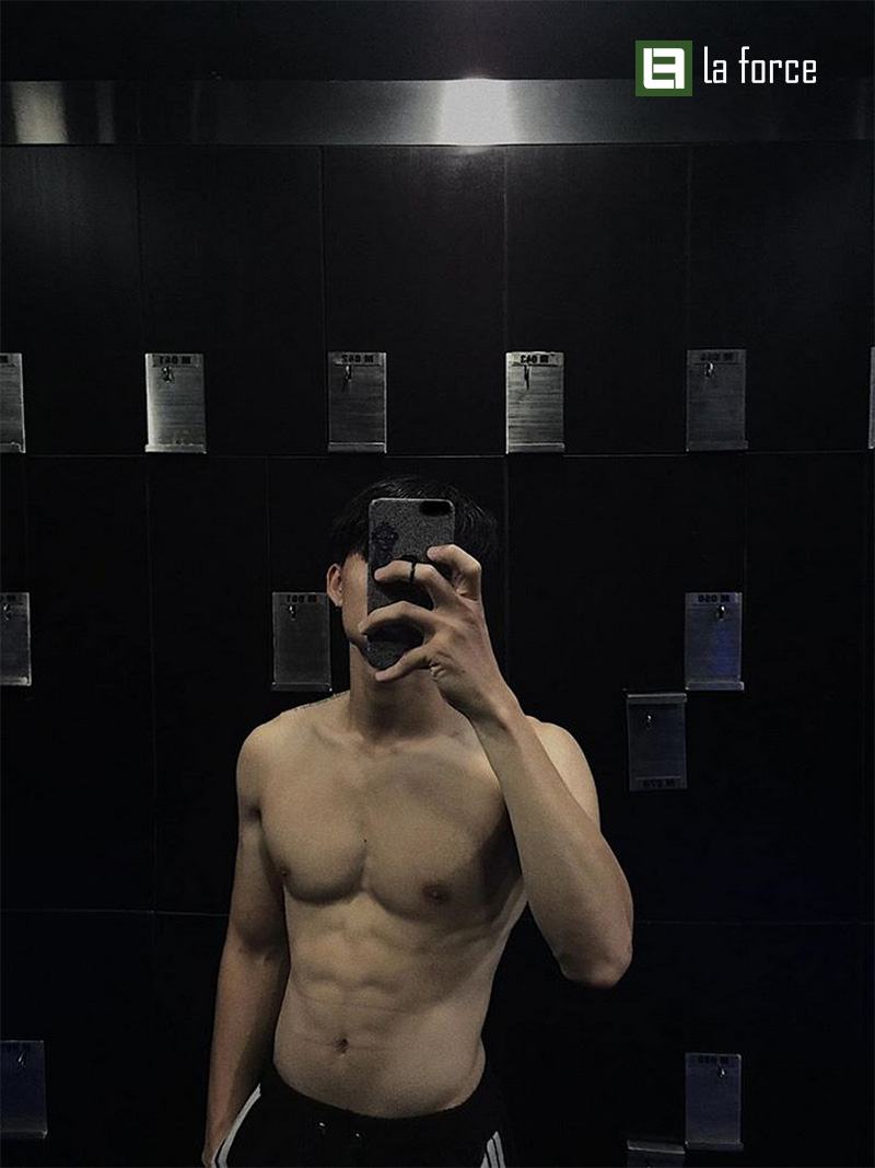 Chụp ảnh khoe cơ bụng trước gương