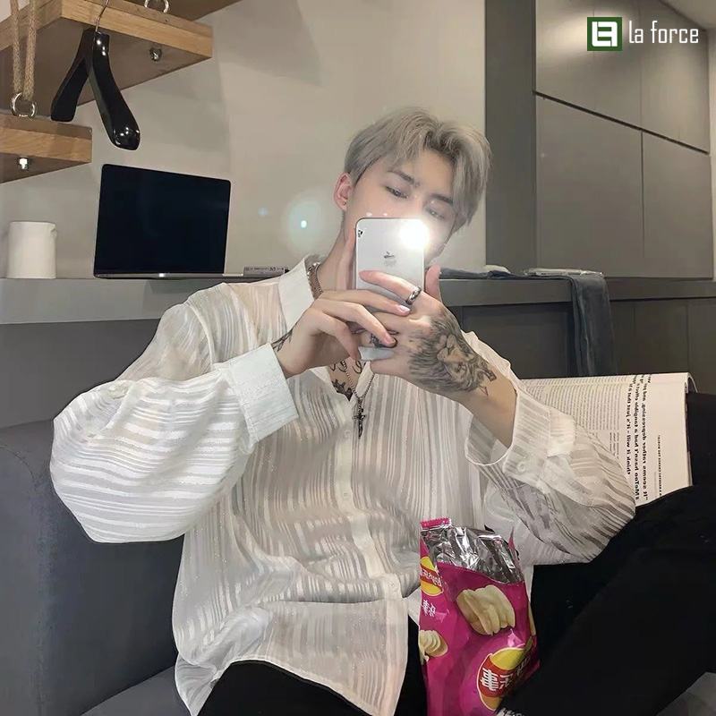 Chụp ảnh trước gương đèn flash nam