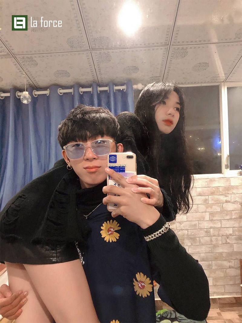 Chụp ảnh che nửa mặt nam trước gương