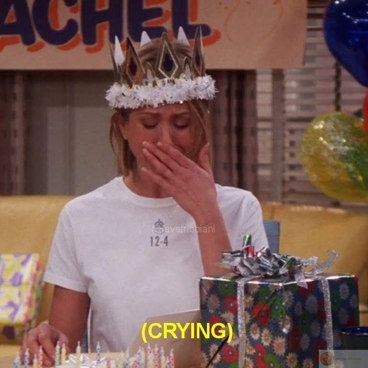 Hình chế tặng quà hài hước kết hợp biểu cảm vui nhộn khiến cộng đồng cười nghiêng ngả