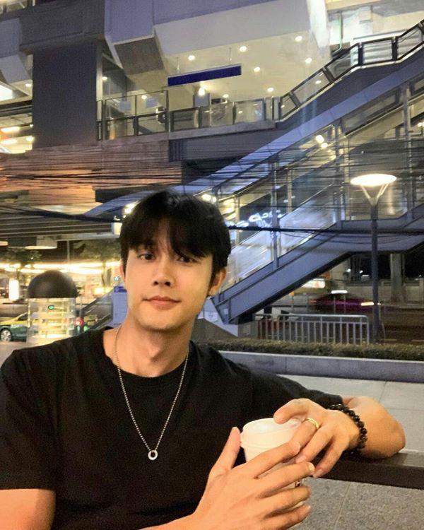 Khuôn mặt chiếm 1/4 góc ảnh, nụ cười nhếch nhẹ