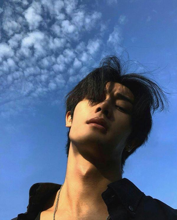 Chụp từ dưới lên, khuôn mặt chiếm 1/3 bức ảnh