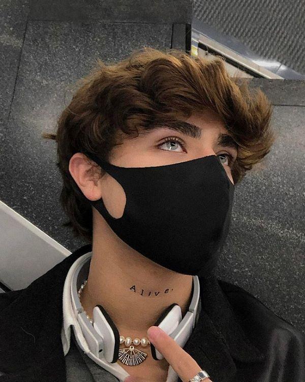 Chụp lộ nửa mặt với khẩu trang