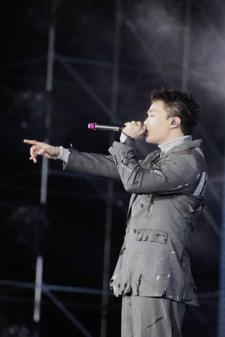 hình trên sân khấu