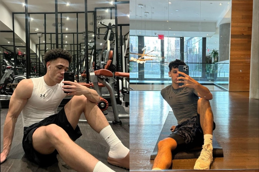 Nhiều chàng trai ngồi bệt xuống sàn phòng gym để chụp ảnh