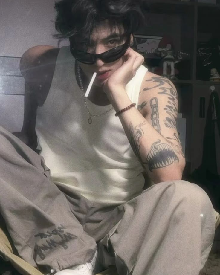 nam thần che mặt bụi bặm