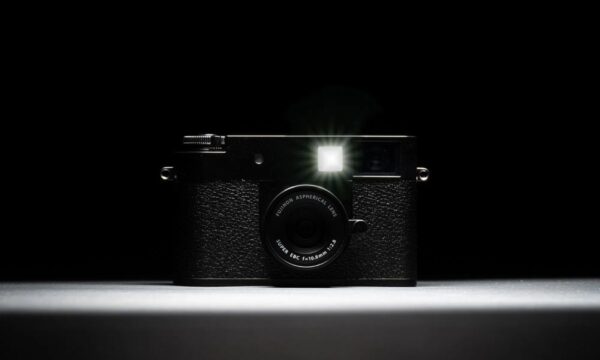 FUJIFILM X Half nổi bật với cảm biến 1" định hướng dọc