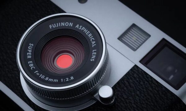 FUJIFILM X Half được trang bị ống kính FUJINON Aspherical 10.8mm f/2.8