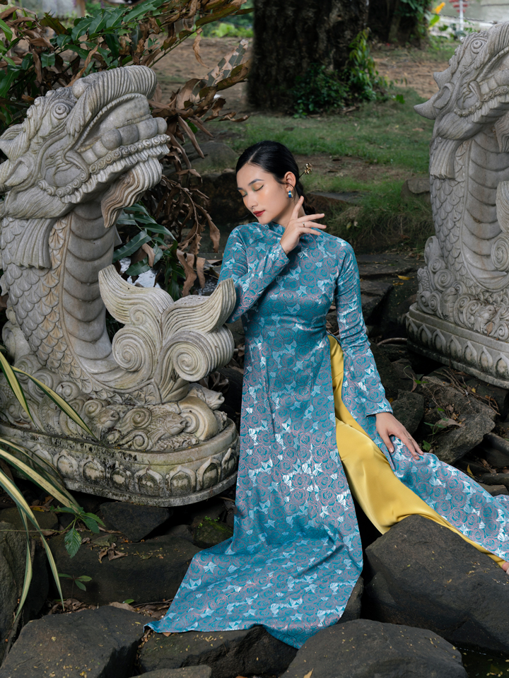 áo dài màu xanh in bông đều