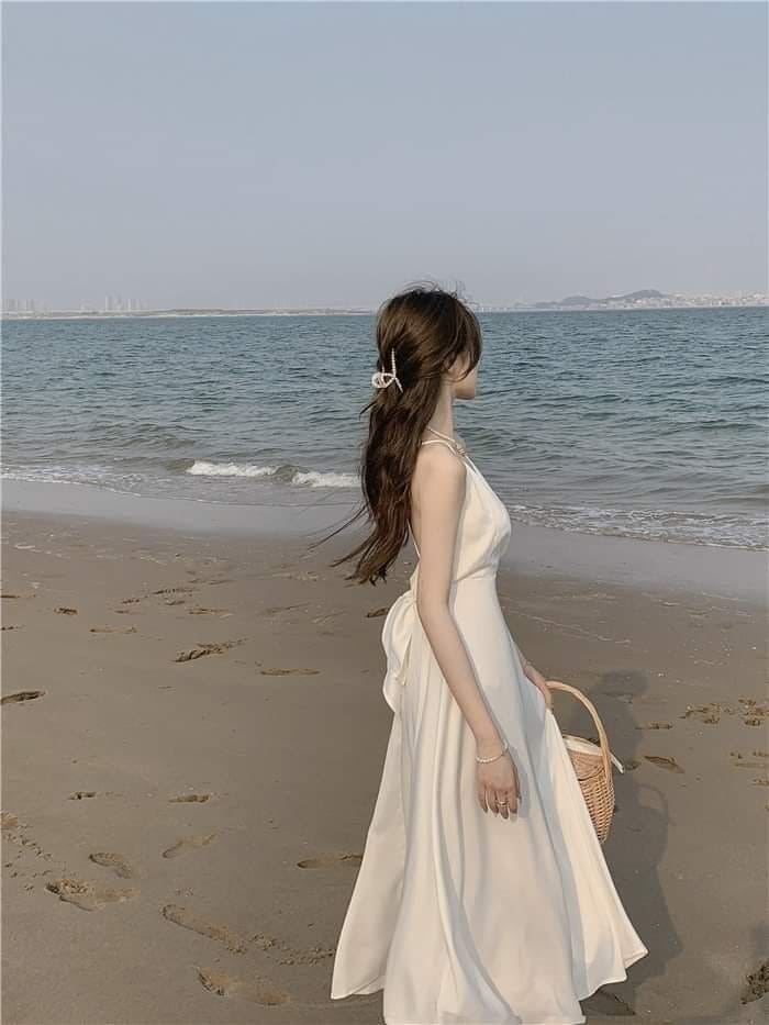 Tư Thế Tạo Dáng Đẹp Khi Chụp Ảnh Từ Phía Sau - Cầm phụ kiện