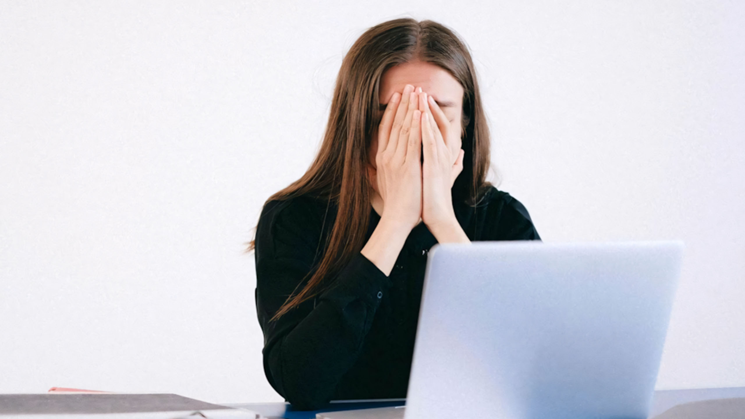 hinh anh lam viec met moi 2560px 1440px 2k 1