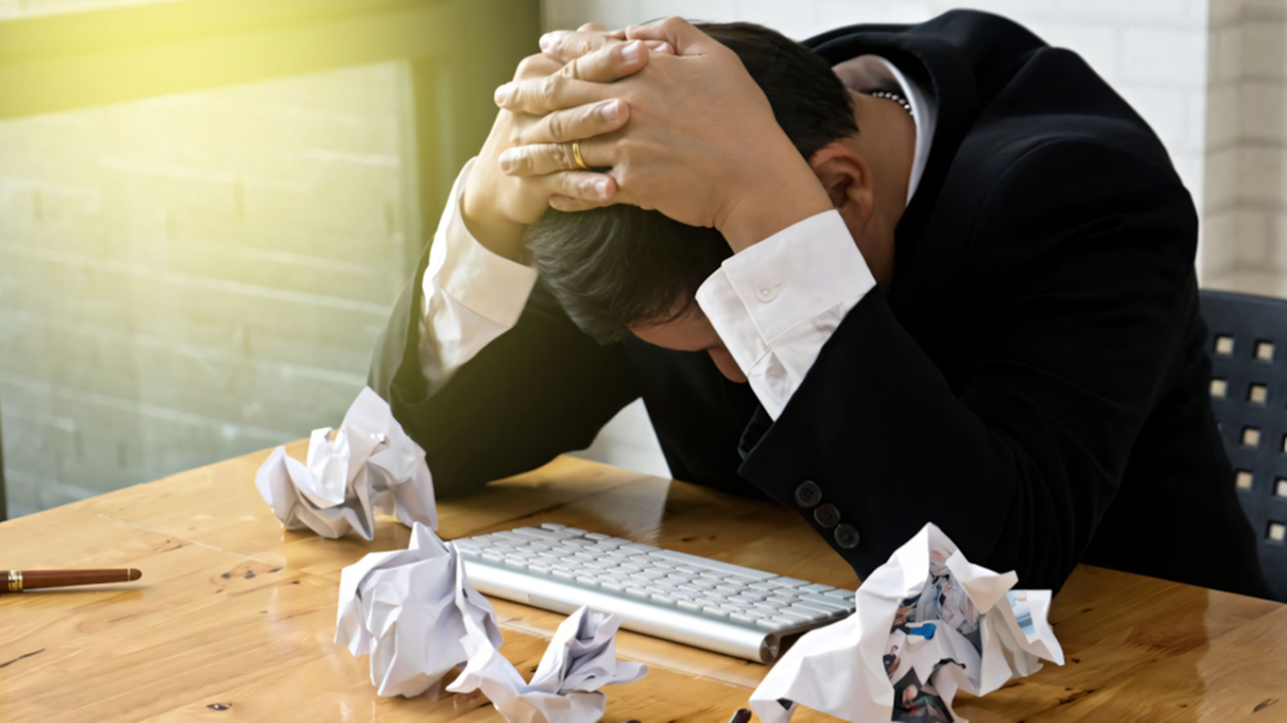 hinh anh lam viec met moi 2560px 1440px 2k 9