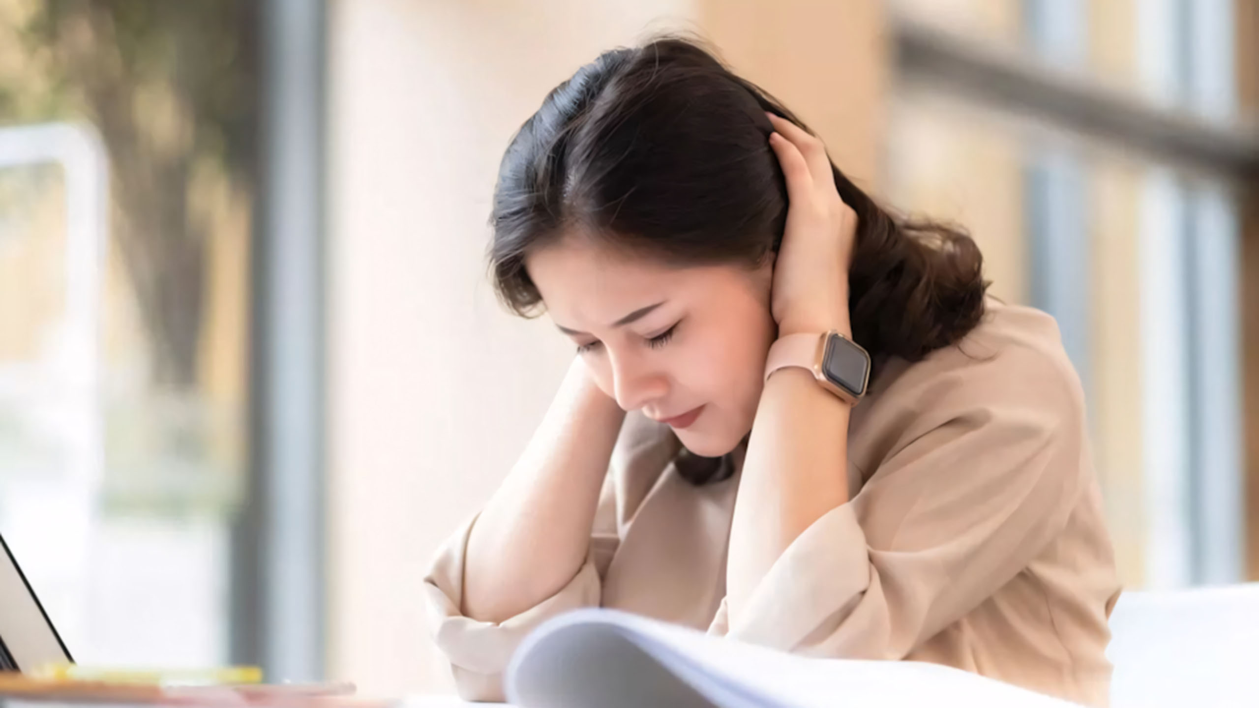 hinh anh lam viec met moi 2560px 1440px 2k 6