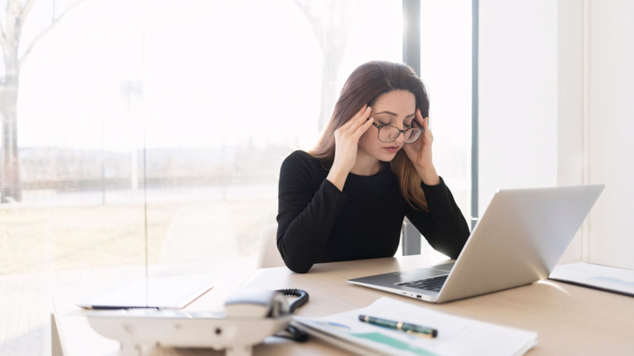 hinh anh lam viec met moi 2560px 1440px 2k 2