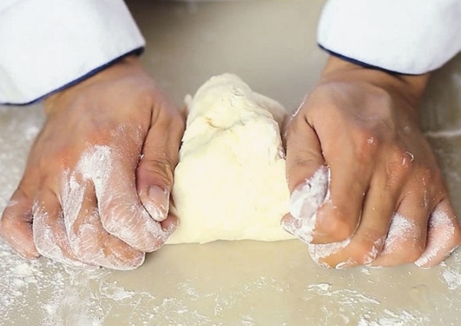 Nhào bột để làm vỏ bánh ít trần