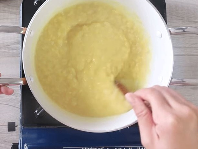 Đậu xanh giã hoặc xay nhuyễn làm nhân bánh