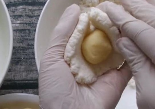 Nặn bánh ít trần nhân đậu xanh