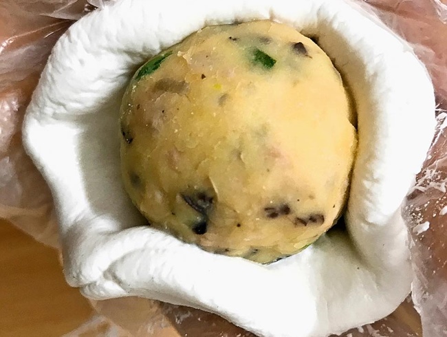 emCách nặn bánh ít trần/em