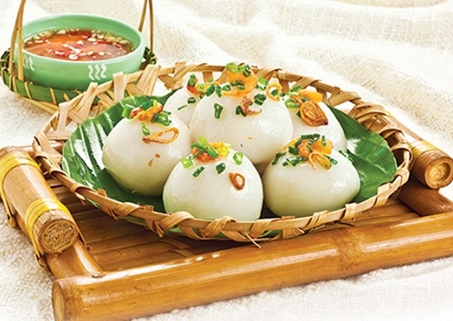 Bánh ít trần ngon nhân đậu xanh và tôm thịt sau khi đã hoàn thành