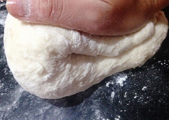 Nhào bột làm vỏ bánh ít trần