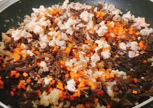 Xào chín hỗn hợp nhân bánh ít trần