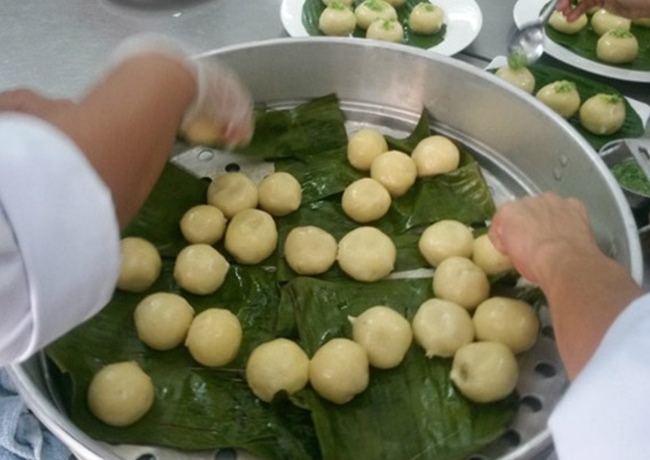 Bánh ít trần cho vào nồi hấp cách thủy