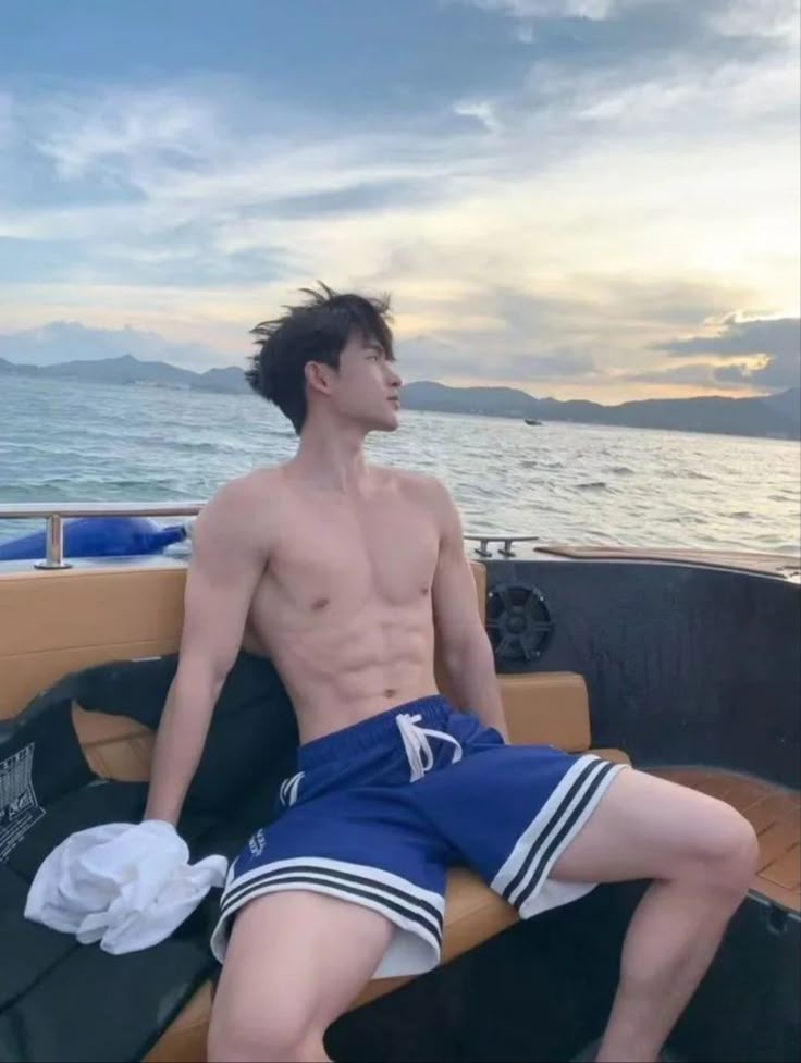 ảnh trai 6 múi ra biển