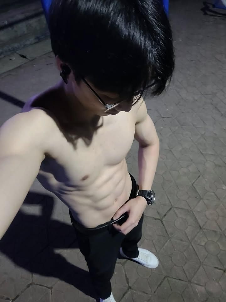 ảnh trai 6 múi che mặt