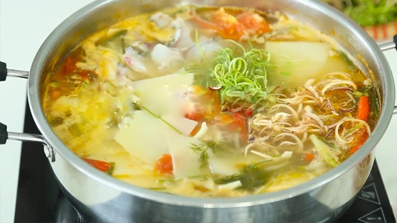 Canh chua cá bớp nấu dứa