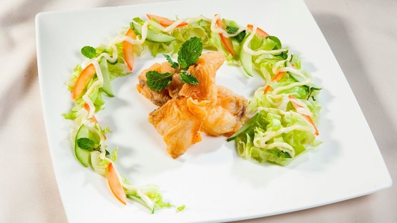 Cá bớp chiên giòn sốt mận