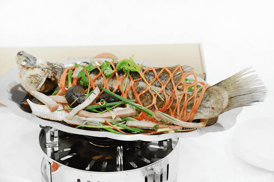 Nếu chưa biết cá chẽm làm món gì ngon thì hãy thử công thức cuốn với bánh tráng, bún và rau sống.