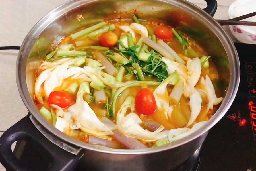 Lẩu cá chém chua cay đậm vị, rất thích hợp cho những bữa tụ tập bạn bè.