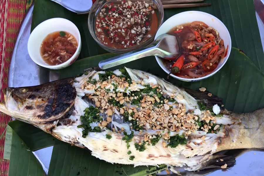 Cá chẽm nướng mỡ hành chấm cùng nước mắm chua ngọt là đúng bài.