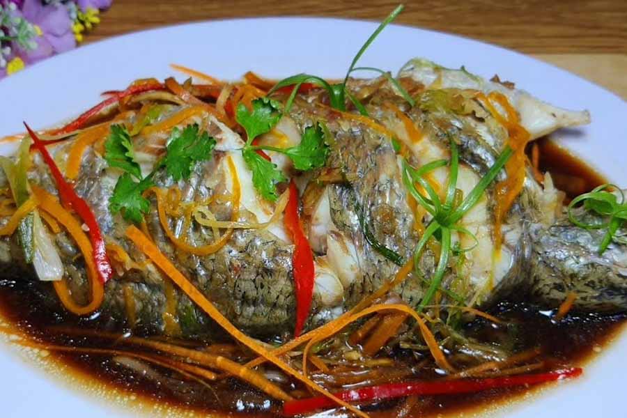 Cá chẽm hấp xì dầu thanh đạm và dễ ăn.