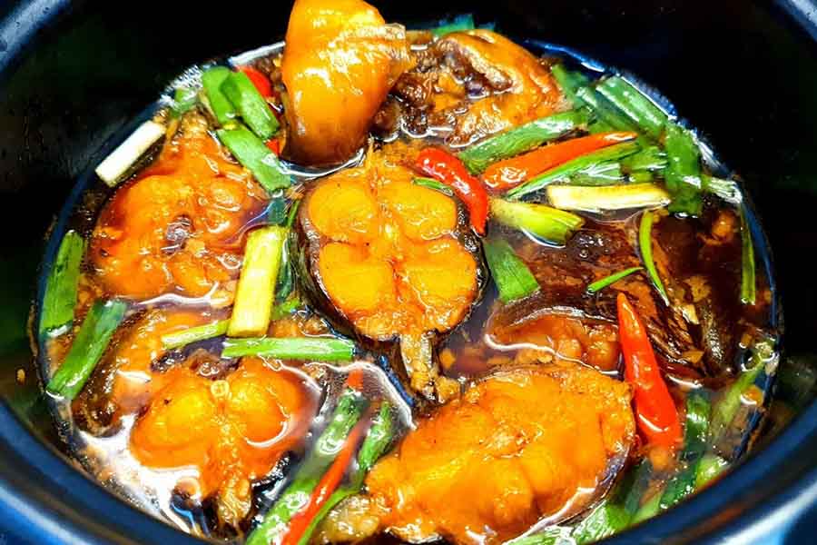 Nước dừa giúp cá kho ngọt và thơm hơn.