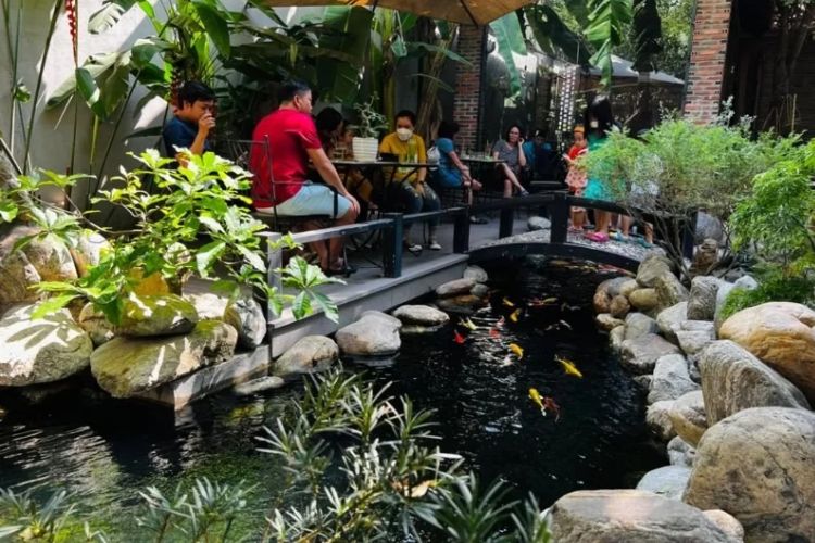 Điểm danh các quán cafe cá Koi cực chill, thư giãn ở Sài Gòn