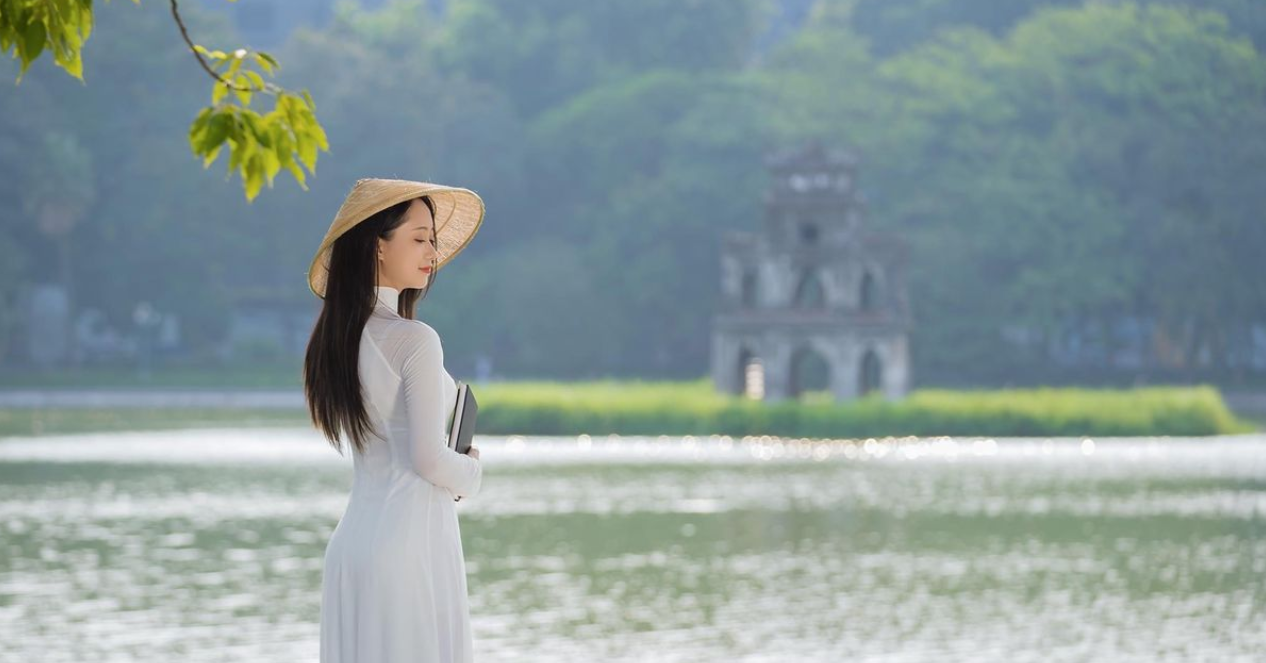 Áo dài trắng thướt tha tạo nên bức ảnh đầy ấn tượng