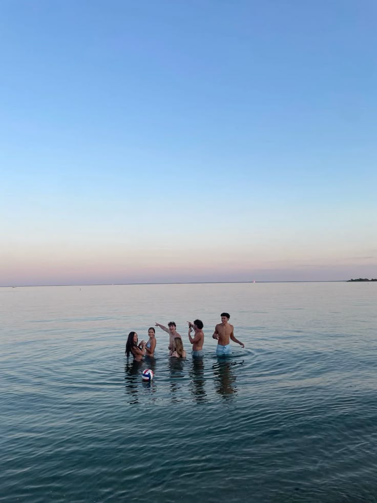 Cười ngả nghiêng vì nắng, hay vì nhau?