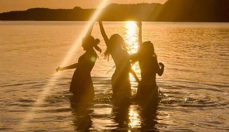 Biển hôm nay xanh như tâm trạng của tụi mình