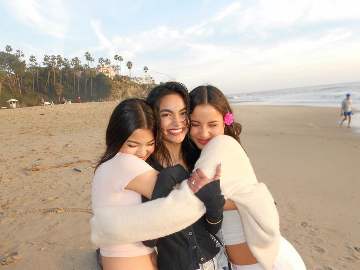 Biển chỉ là hậu cảnh, niềm vui là chính