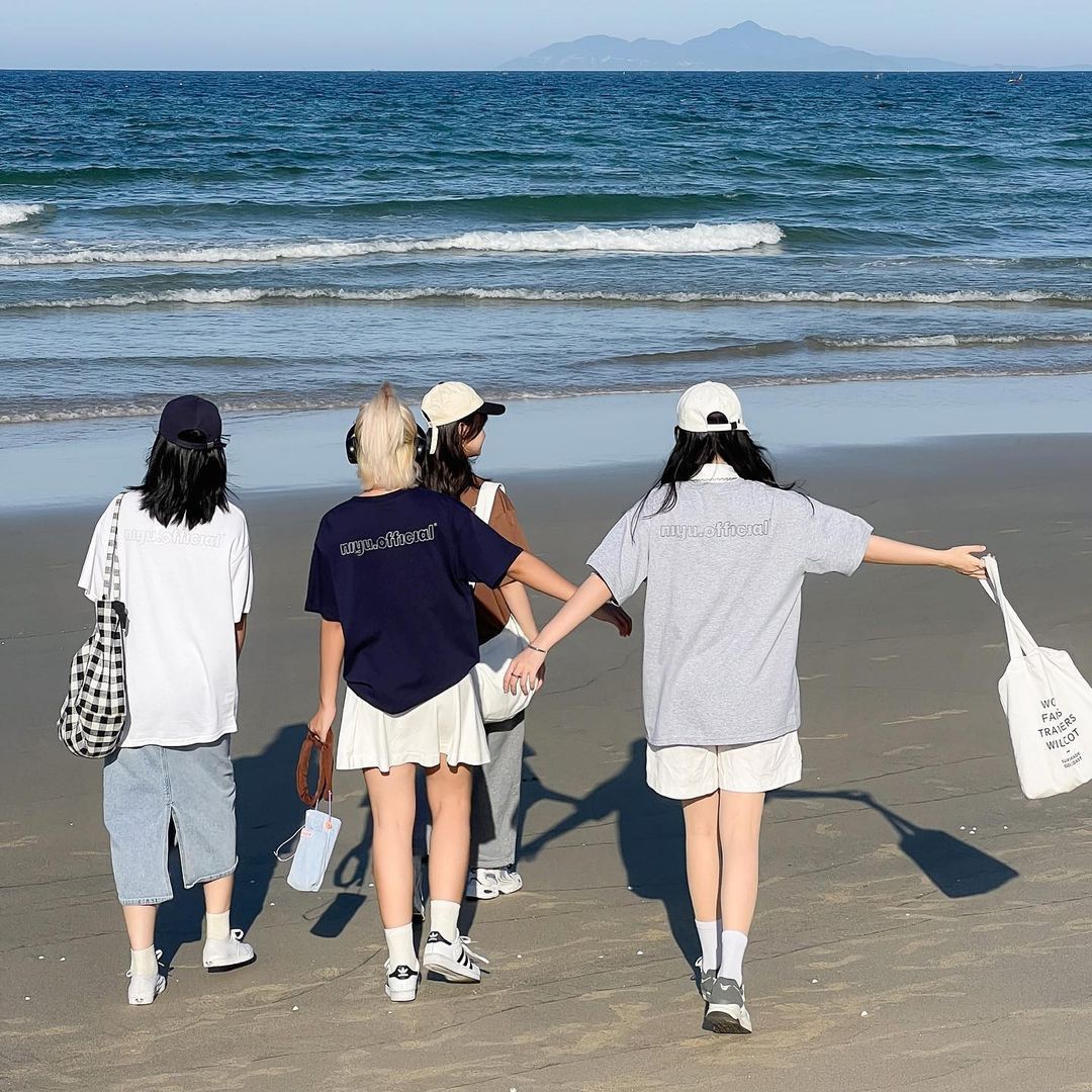 Tay nắm tay, cười thật to dưới nắng