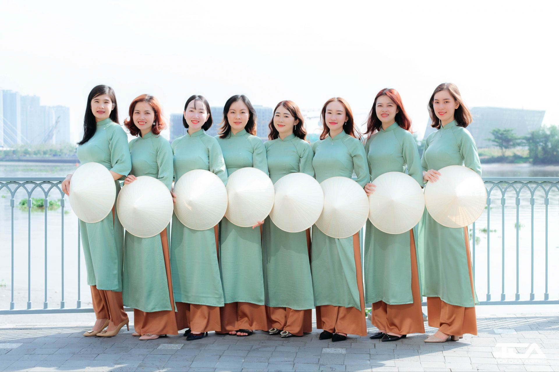 Dáng pose thoải mái nhưng vẫn chuyên nghiệp